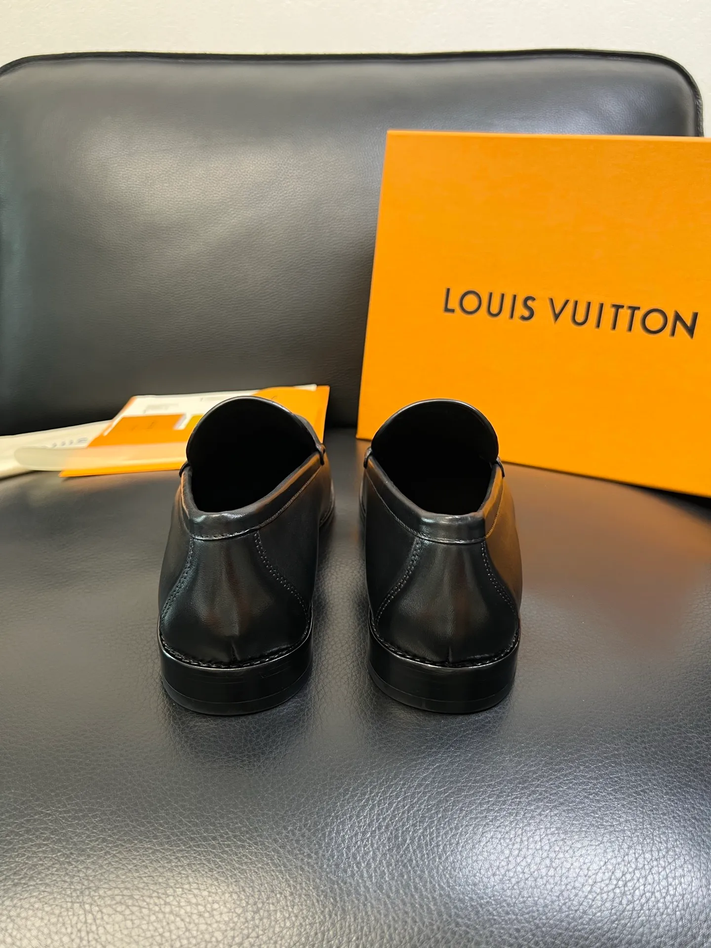 Men's shoes 💰920 Lv high quality top crafts Louis Vuitton leather shoes counter synchronized with original factory configuration, uppers imported from Italy, imported water-dyed cowhide lining, soles: original genuine leather soles specially provided by the original factory, original factory and single goods, welcome to compare, code number 39-44 (customized 38 45 46)
